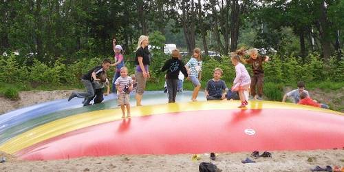 Spielspaß auf dem Hüpfkissen des Damp Ostseecampingplatzes